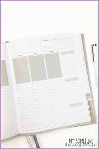 If you are looking for a simple weekly planner that will help you organize your time, the 2021 Tidbits Planner is perfect for you. This 2021 planner has a minimalist and neutral layout, perfect for those who want to manage their time and get organized without all the extras. #minimalistplanner #simpleplanner #plannerreview #tidbitsplanner #timemanagement #getorganized