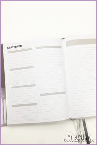 If you are looking for a simple weekly planner that will help you organize your time, the 2021 Tidbits Planner is perfect for you. This 2021 planner has a minimalist and neutral layout, perfect for those who want to manage their time and get organized without all the extras. #minimalistplanner #simpleplanner #plannerreview #tidbitsplanner #timemanagement #getorganized